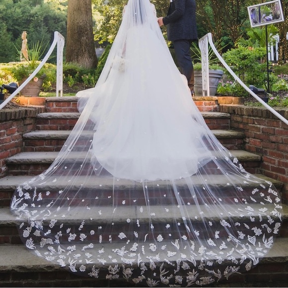 Wedding Dress with veil - Picture 1 of 6